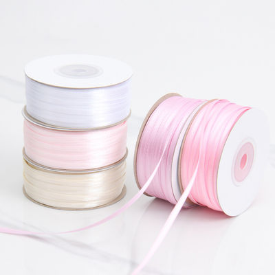 3 มิลลิเมตร สีแคบหลากหลาย สีที่กําหนดเอง ความทนทานสูง พอลิเอสเตอร์ เซตินริบบอนสําหรับการบรรจุของขวัญ