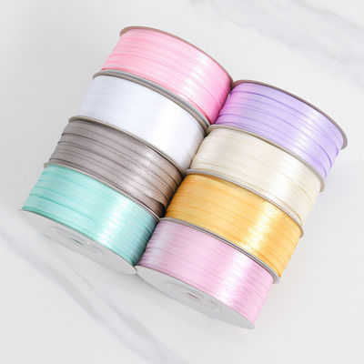 3 มิลลิเมตร สีแคบหลากหลาย สีที่กําหนดเอง ความทนทานสูง พอลิเอสเตอร์ เซตินริบบอนสําหรับการบรรจุของขวัญ