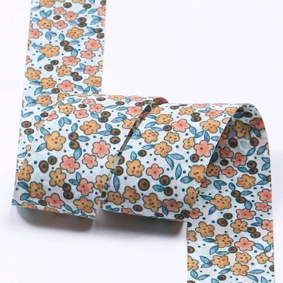 ผนังเทปผ้ายี่ห้อ 25 มม ที่เป็นมิตรต่อสิ่งแวดล้อมที่บุคคลสอดคล้อง OEM / ODM บริการพิมพ์รูปแบบริบบอน