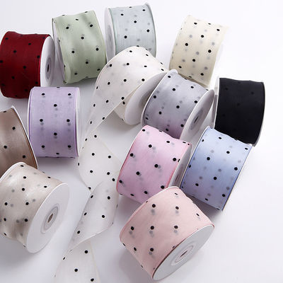 25-50mm Organza Ribbon with Dot Pattern พิมพ์พอลิเอสเตอร์ Organza Ribbon OEM สะดวกต่อสิ่งแวดล้อม