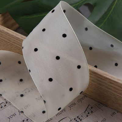 25-50mm Organza Ribbon with Dot Pattern พิมพ์พอลิเอสเตอร์ Organza Ribbon OEM สะดวกต่อสิ่งแวดล้อม