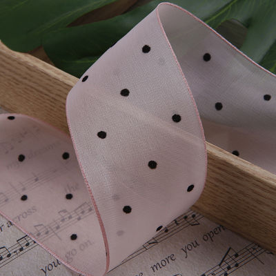 25-50mm Organza Ribbon with Dot Pattern พิมพ์พอลิเอสเตอร์ Organza Ribbon OEM สะดวกต่อสิ่งแวดล้อม