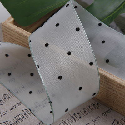 25-50mm Organza Ribbon with Dot Pattern พิมพ์พอลิเอสเตอร์ Organza Ribbon OEM สะดวกต่อสิ่งแวดล้อม