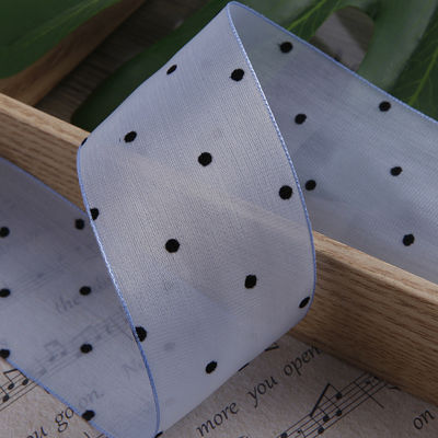 25-50mm Organza Ribbon with Dot Pattern พิมพ์พอลิเอสเตอร์ Organza Ribbon OEM สะดวกต่อสิ่งแวดล้อม