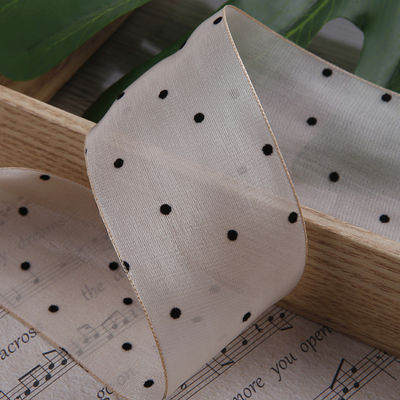 25-50mm Organza Ribbon with Dot Pattern พิมพ์พอลิเอสเตอร์ Organza Ribbon OEM สะดวกต่อสิ่งแวดล้อม