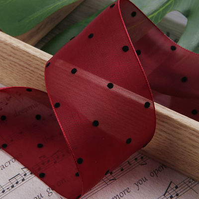 25-50mm Organza Ribbon with Dot Pattern พิมพ์พอลิเอสเตอร์ Organza Ribbon OEM สะดวกต่อสิ่งแวดล้อม