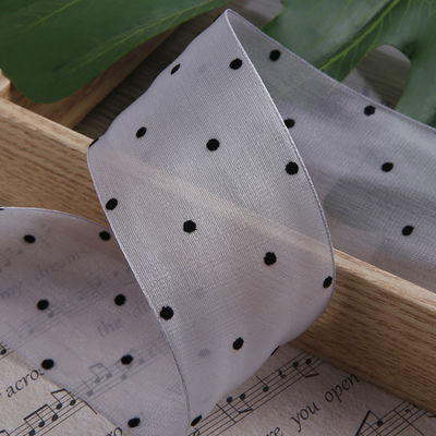 25-50mm Organza Ribbon with Dot Pattern พิมพ์พอลิเอสเตอร์ Organza Ribbon OEM สะดวกต่อสิ่งแวดล้อม