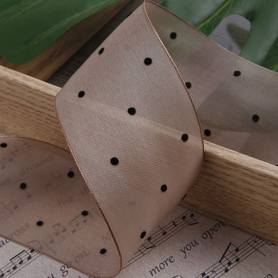 25-50mm Organza Ribbon with Dot Pattern พิมพ์พอลิเอสเตอร์ Organza Ribbon OEM สะดวกต่อสิ่งแวดล้อม