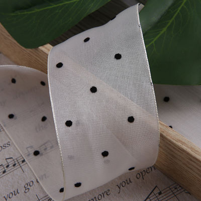 25-50mm Organza Ribbon with Dot Pattern พิมพ์พอลิเอสเตอร์ Organza Ribbon OEM สะดวกต่อสิ่งแวดล้อม
