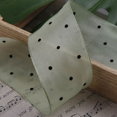 25-50mm Organza Ribbon with Dot Pattern พิมพ์พอลิเอสเตอร์ Organza Ribbon OEM สะดวกต่อสิ่งแวดล้อม