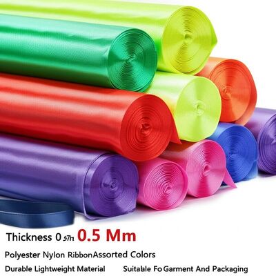 ความหนา 0.5 มิลลิเมตร พอลิเอสเตอร์ ไนลอน ริบบอน สีหลากหลาย สื่อเบาทนทาน เหมาะสําหรับเครื่องแต่งกายและบรรจุ